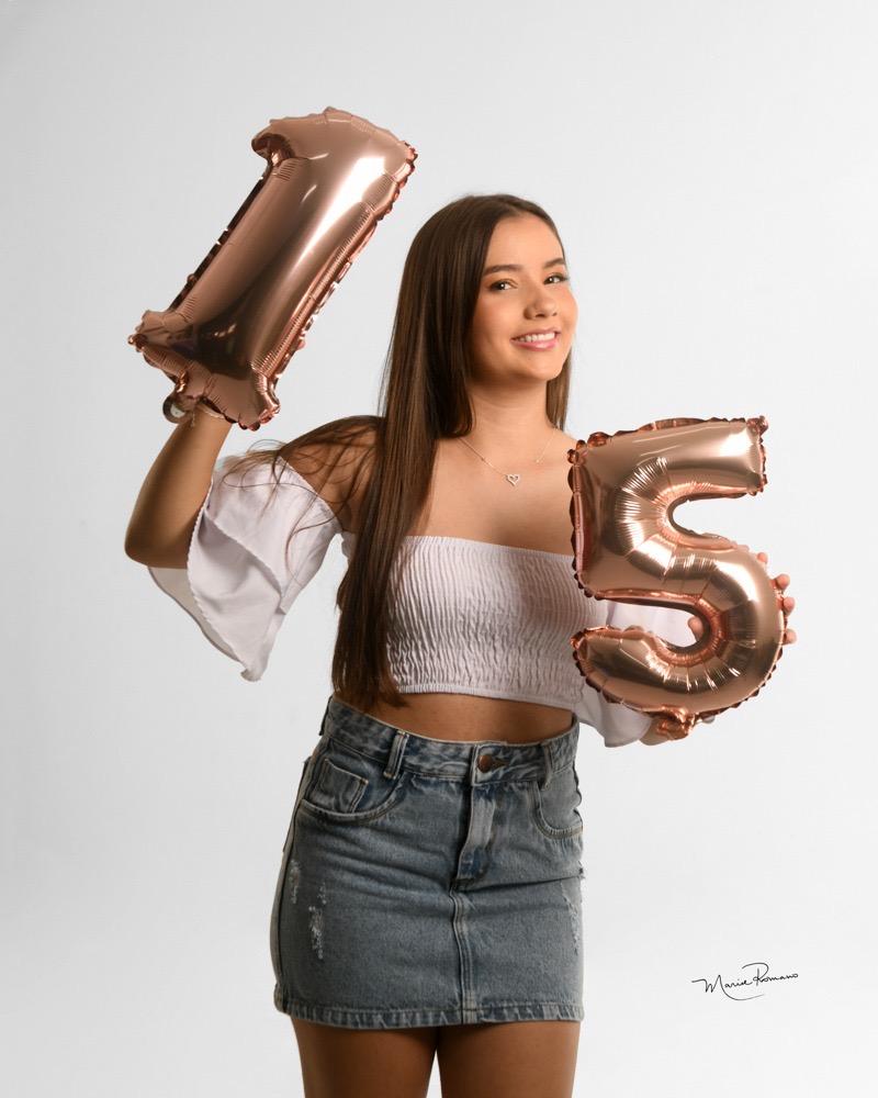 Isabella Lima Raimundo comemorou seus 15 anos no início do mês. Os pais Keila e Paulo César presentearam a bela filha com ensaio fotográfico pelas lentes de Marise Romano (Foto/Marise Romano)