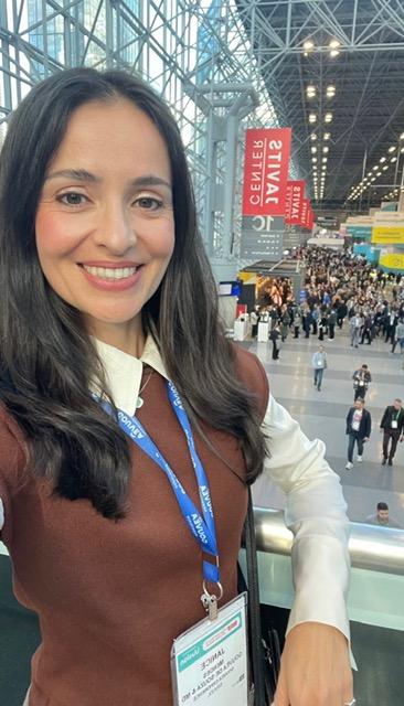 Destaque Internacional - A uberabense Janice Mendes brilhou na NRF Retail’s Big Show 2026, em Nova York. Ela integrou o seleto grupo de palestrantes do principal fórum de varejo do mundo, compartilhando seu conhecimento como especialista na área. Um orgulho para nossa cidade! (Foto/Arquivo pessoal)