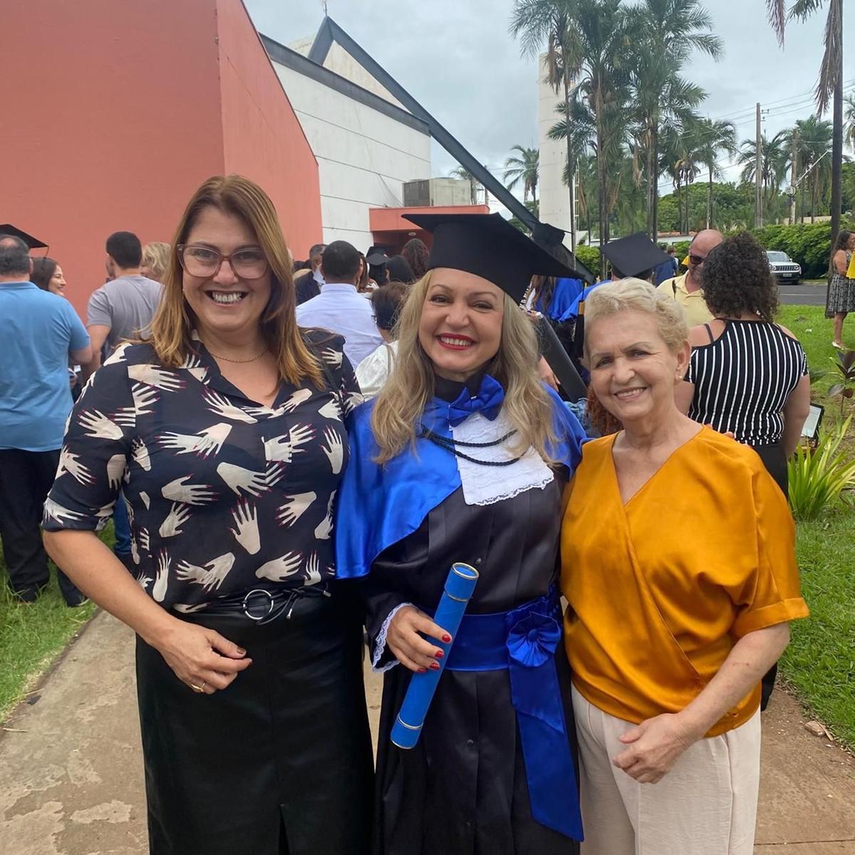 Arquiteta - Márcia Fonseca é a mais nova arquiteta e urbanista de Uberaba. Após a cerimônia de colação de grau, ela comemorou a importante conquista ao lado da orgulhosa mãe, Íris, e da grande amiga, Luciana Oliveira. Parabéns! (Foto/Arquivo pessoal)