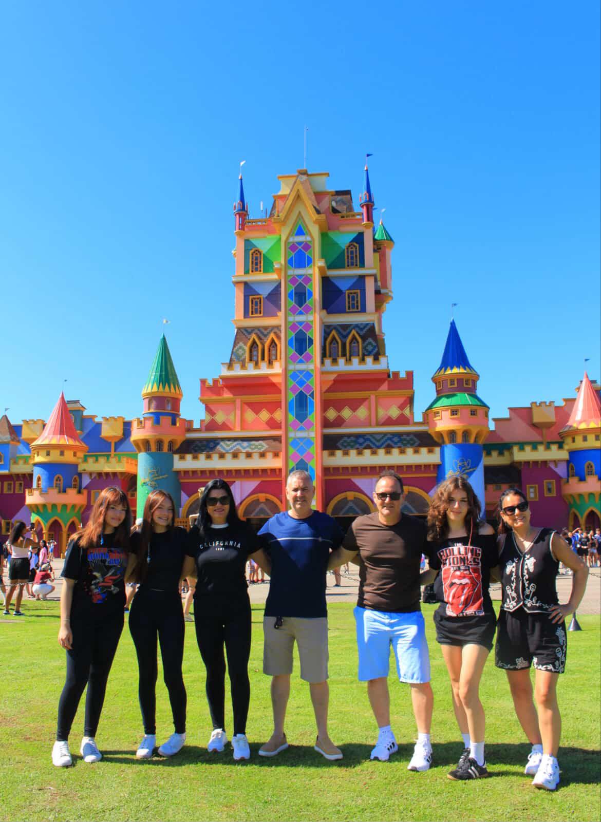 Férias em Família - As famílias Horiuchi e Ferreira escolheram o Beto Carrero World, em Santa Catarina, para dias de muita diversão e aventura. Na foto, Cynthia, Daniela e Gabriela Horiuchi com Jáder, Alexandre, Agatha e Alexsandra Ferreira aproveitando o melhor do maior parque temático da América Latina (Foto/Arquivo pessoal)