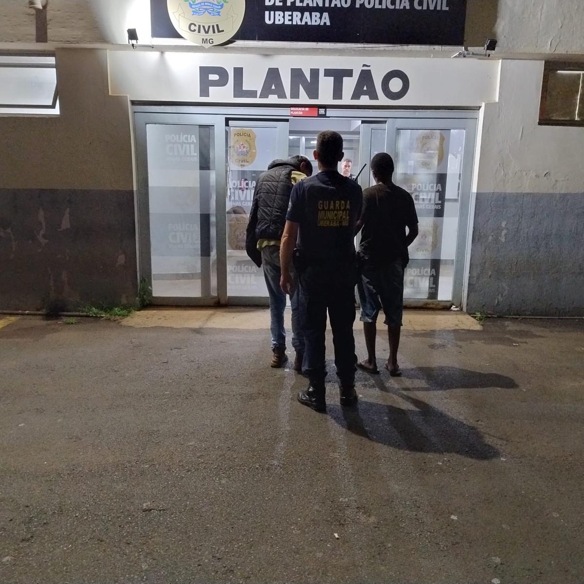 Guardas da GCM detêm homem com mandado de prisão em aberto durante abordagem preventiva no Parque das Acácias, próximo ao Piscinão, em Uberaba. (Foto/Divulgação)