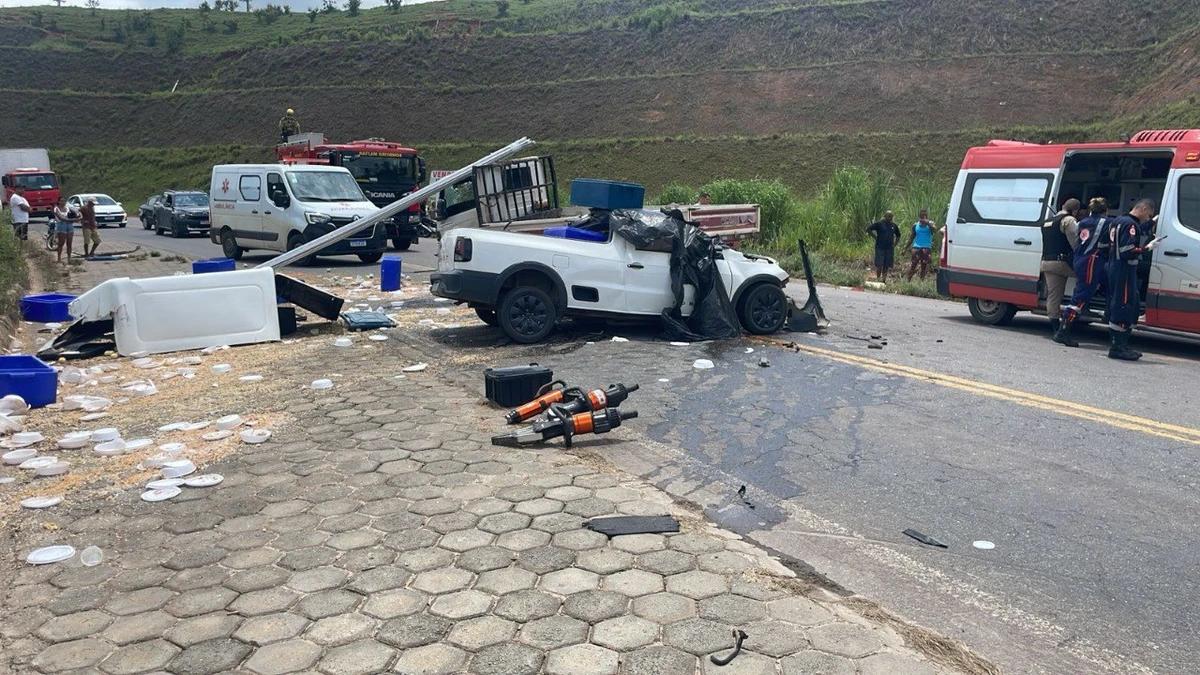 Motorista que transportava marmitas para presídio de Rio Pomba morreu em acidente na MGC-265. (Foto/CBMMG/Divulgação)