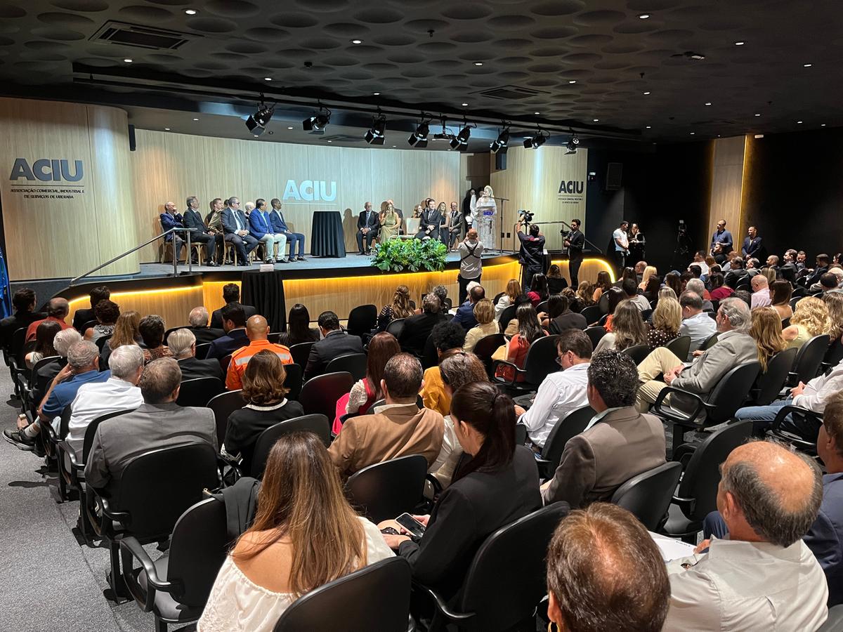 Nova diretoria da Aciu foi empossada na segunda-feira durante solenidade com auditório da entidade lotado. (Foto/Divulgação)