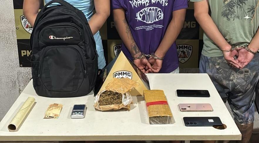 Drogas, balança de precisão, celulares e materiais utilizados no fracionamento de entorpecentes, apreendidos durante operação policial na rua Rio Grande do Sul. (Foto/Divulgação)