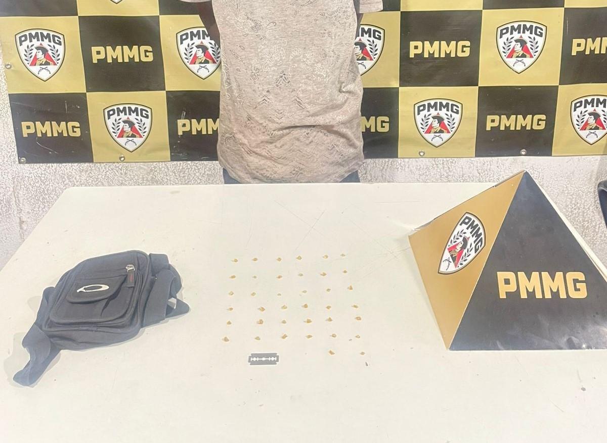 Materiais apreendidos pela Polícia Militar incluem pedras de crack, dinheiro e lâmina utilizada para fracionamento da droga. (Foto/Divulgação)