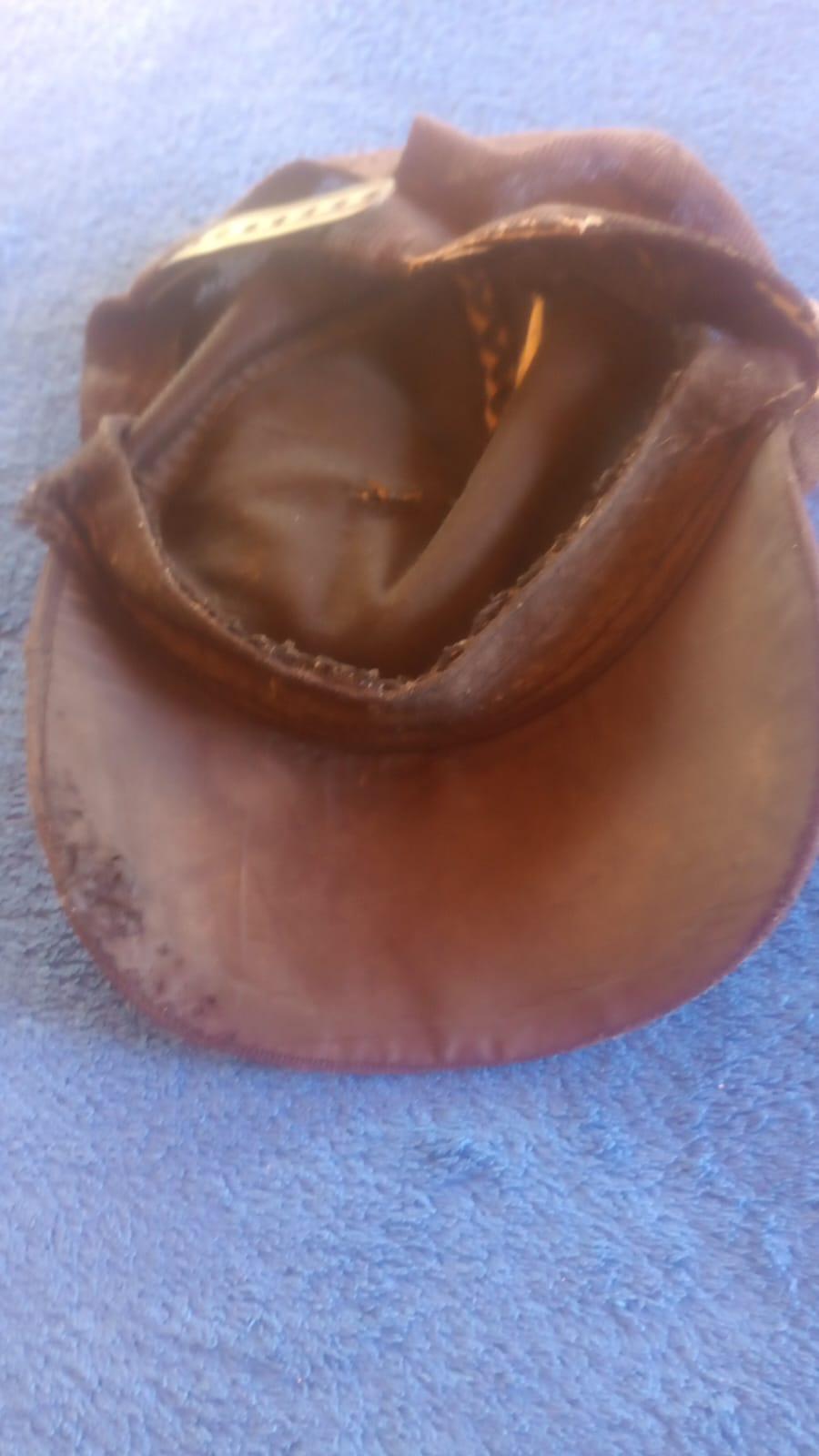 Durante a fuga após o furto em granja, suspeito abandona boné no local. (Foto/Reprodução)