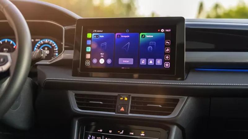 A central multimídia integra navegação, aplicativos, mídias e configurações do Novo Taos em uma tela de 10" (Foto/Reprodução)