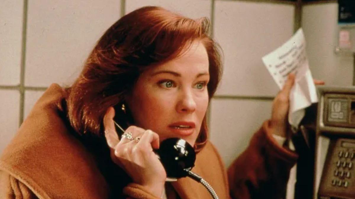 A atris Catherine O'Hara em "Esqueceram de Mim" (Foto/Reprodução)