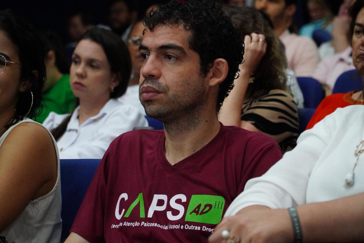 Com o auditório lotado, a programação abordou fatores de risco e proteção relacionados ao sofrimento psíquico, além da importância do reconhecimento precoce de sinais e sintomas. (Foto/Divulgação)