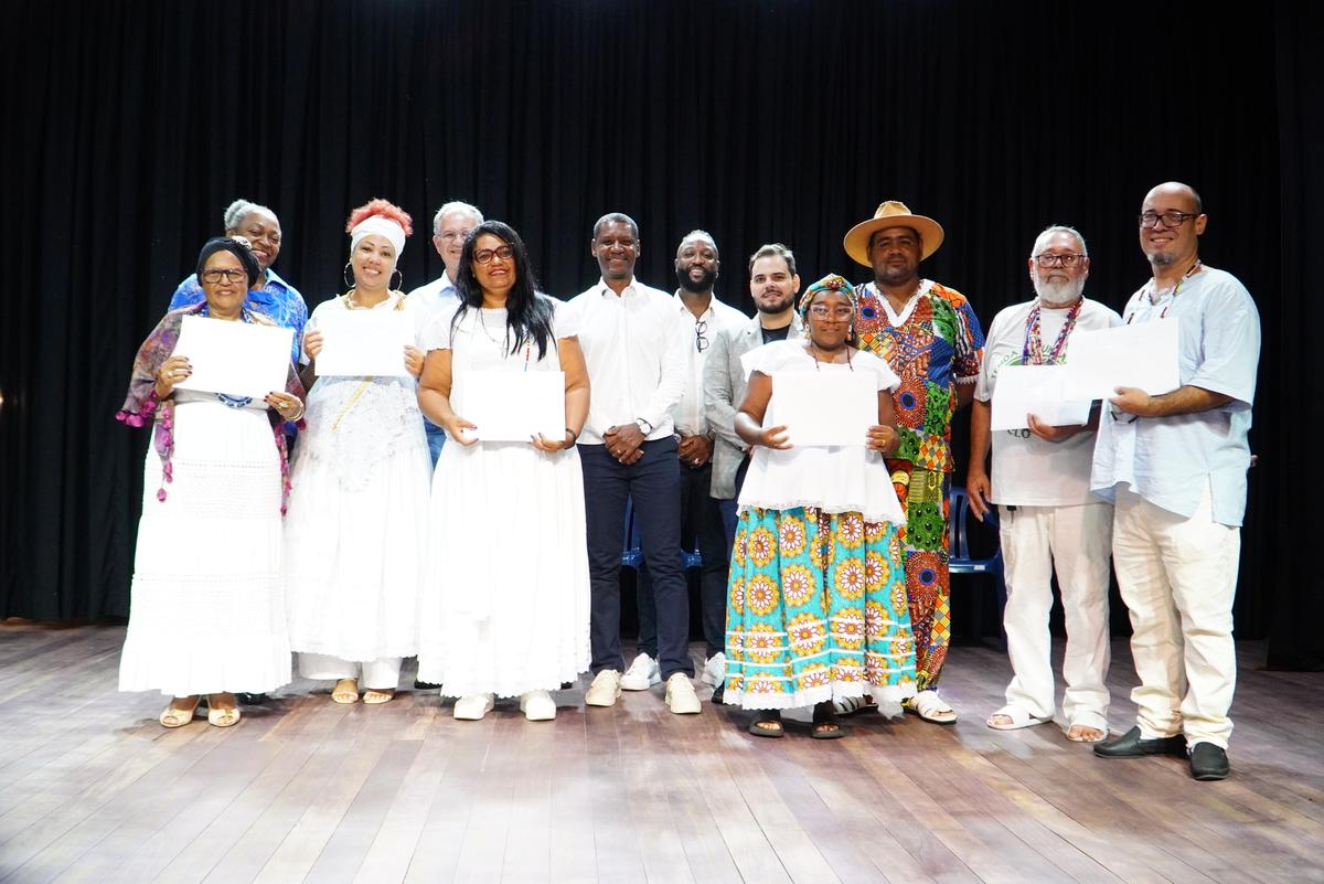 A ação foi realizada no Teatro Experimental de Uberaba (TEU) e integra uma política municipal permanente voltada à regularização de terreiros. (Foto/Divulgação)