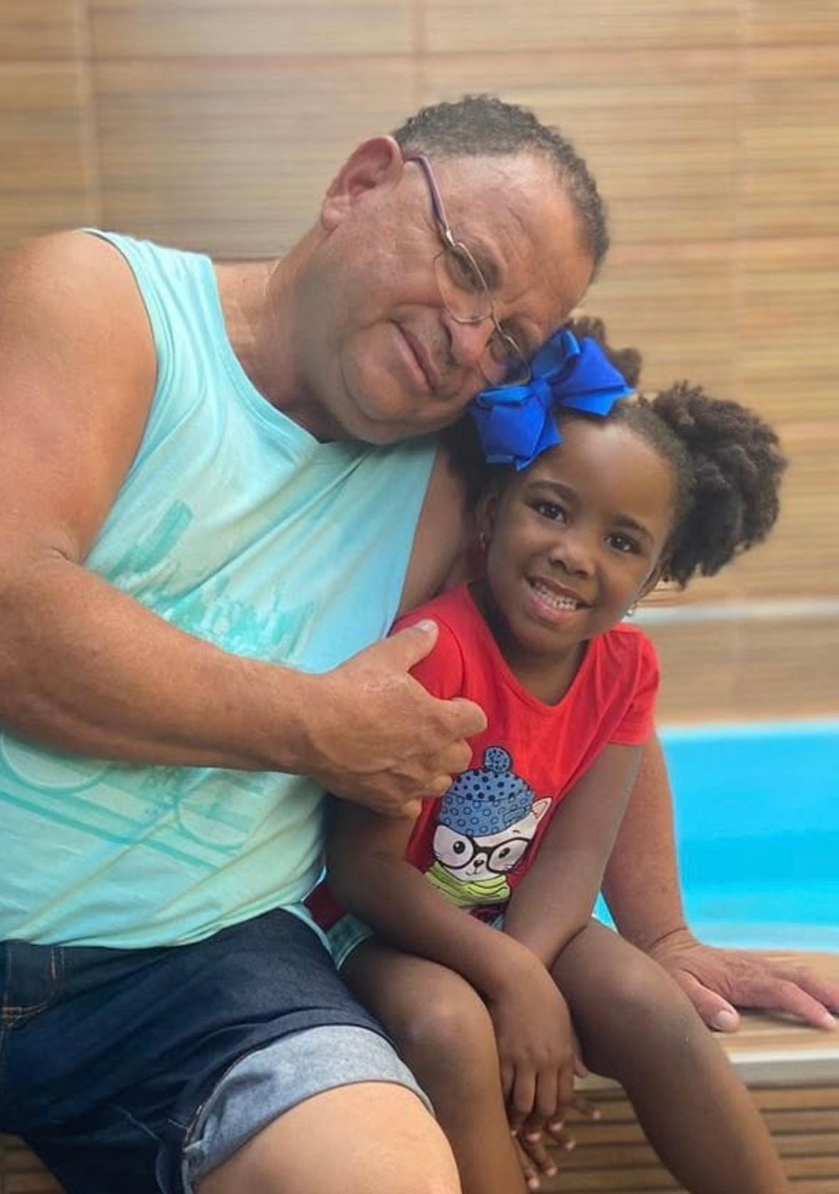 Parabéns para você! Sebastião Martins comemora mais um ano de vida no dia 01/02. Na foto, em um momento de puro carinho com sua netinha linda. (Foto/Arquivo pessoal)
