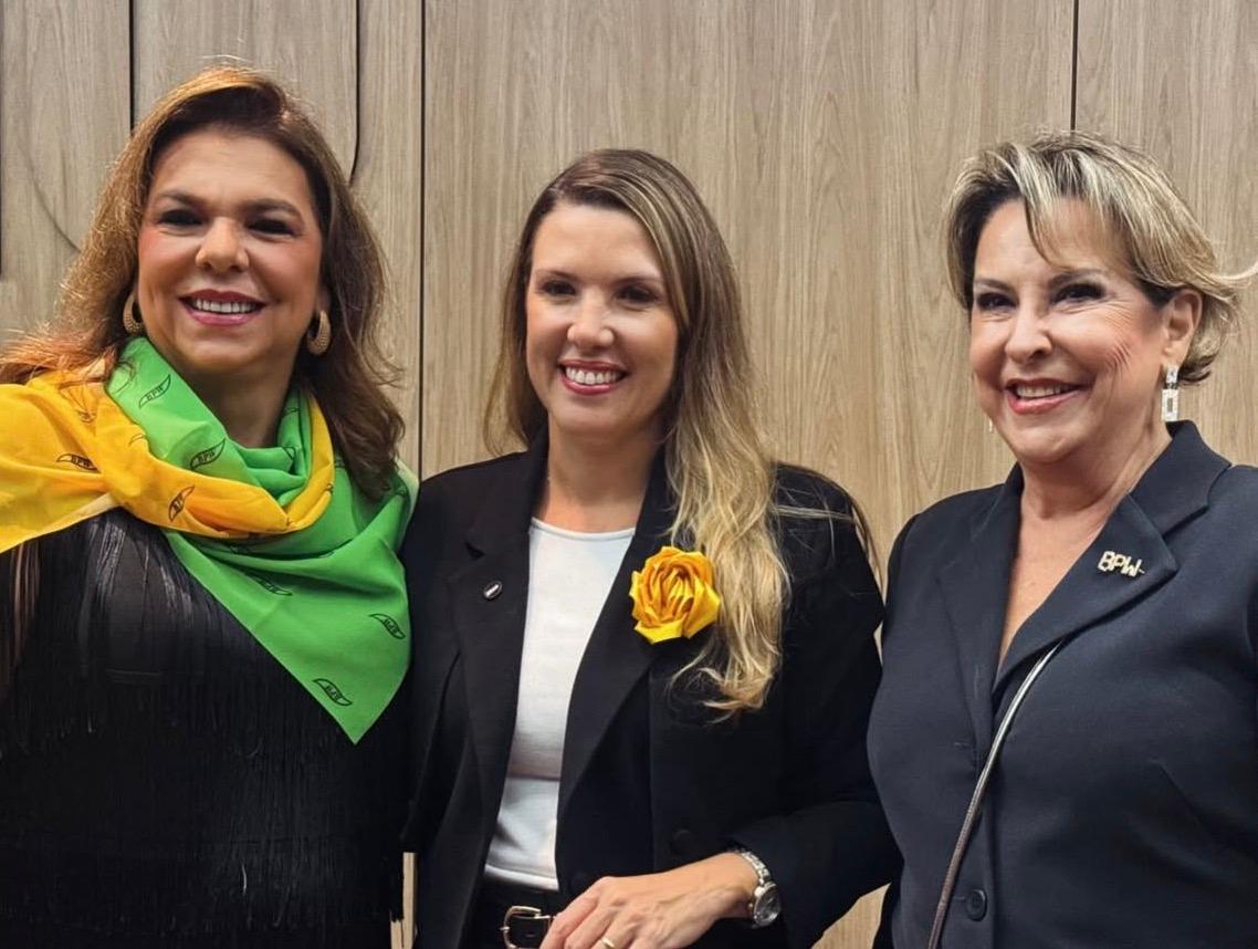 Elaine Duarte assume a presidência da BPW Uberaba e celebra a conquista ao lado da prefeita de Uberaba, Elisa Araújo, e da presidente da BPW Brasil, Maria Helena Bonotto. (Foto/Arquivo pessoal)