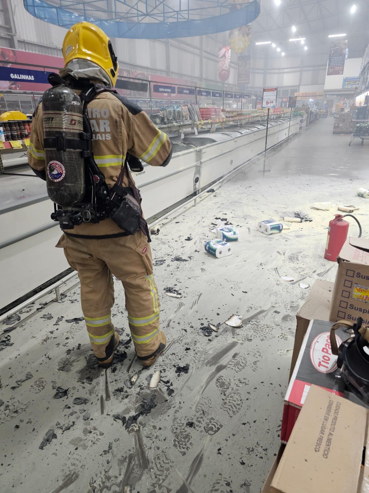 Ação rápida do Corpo de Bombeiros Militar impediu que o fogo se alastrasse pelo supermercado (Foto/Divulgação)