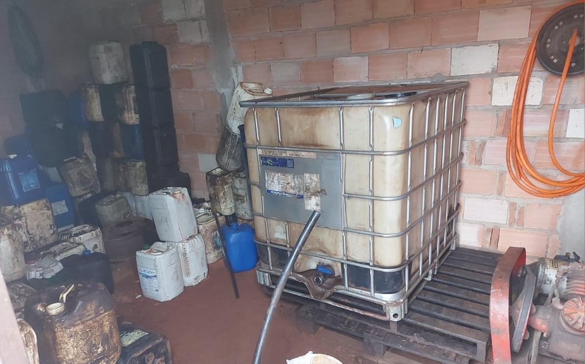 Fiscalização em borracharia anexa a posto desativado, em Campo Florido, resultou na apreensão de quase 900 litros de diesel e etanol (Foto/Divulgação)