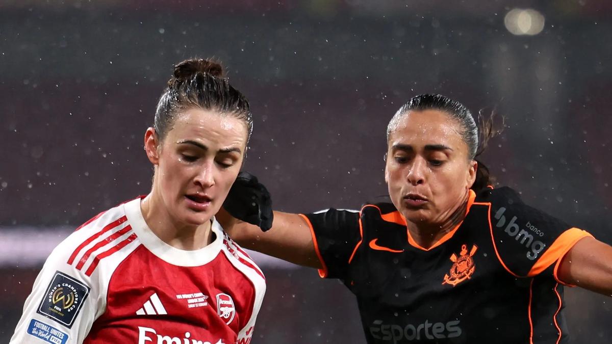 Arsenal comemora o título da Copa dos Campeões Feminina após vitória por 3 a 2 sobre o Corinthians, em final decidida na prorrogação, no Emirates Stadium, em Londres. (Foto/Reprodução)