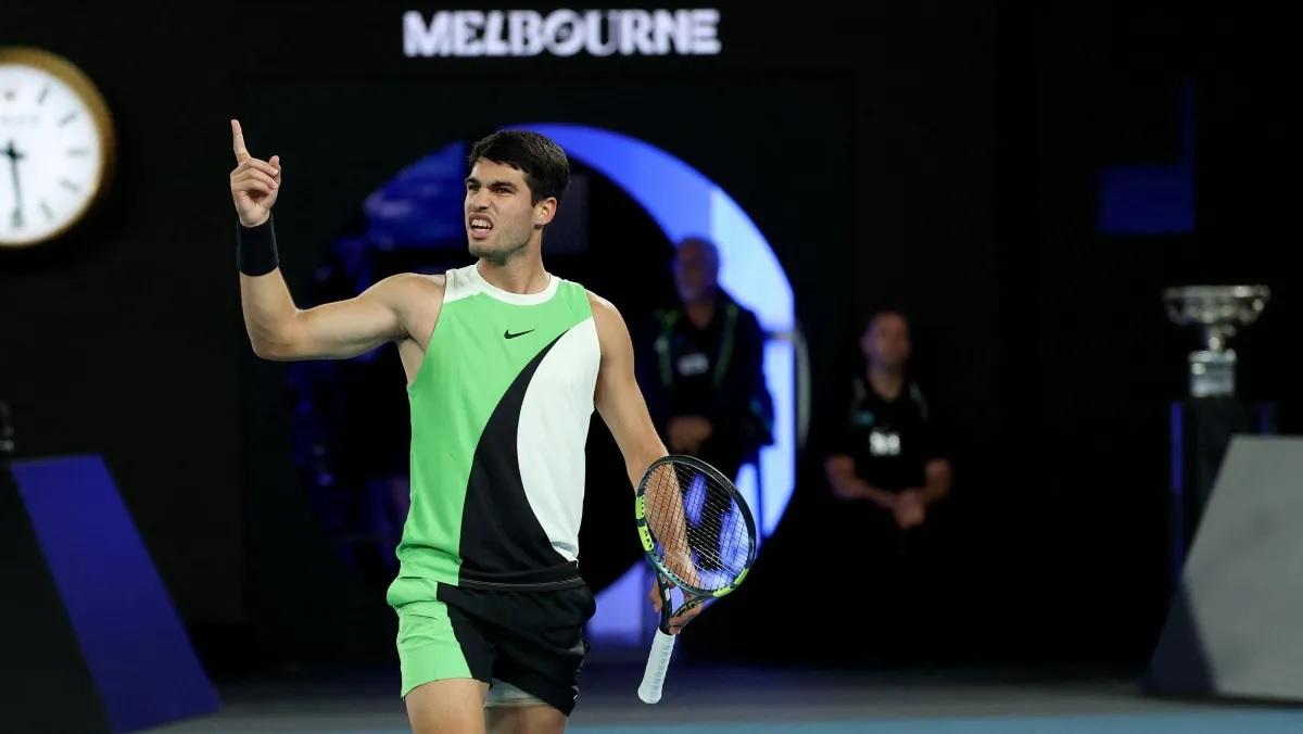 Carlos Alcaraz venceu Novak Djokovic na final disputada na Rod Laver Arena, em Melbourne (Foto/Reprodução)
