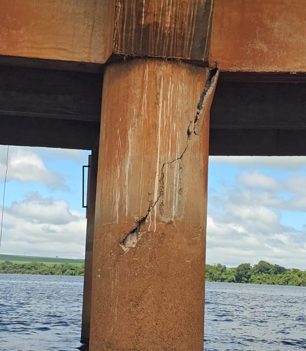 Foto em que comprometimento da pilastra de sustentação da ponte é visível. (Foto/Reprodução)