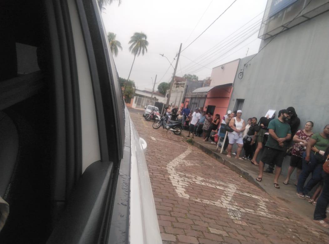 Paciente relata que recebeu ligação da Fila Eletrônica na véspera com horário marcado para a manhã, mas, ao chegar ao local em jejum, foi informado de que o atendimento seria horas depois (Foto/Reprodução)