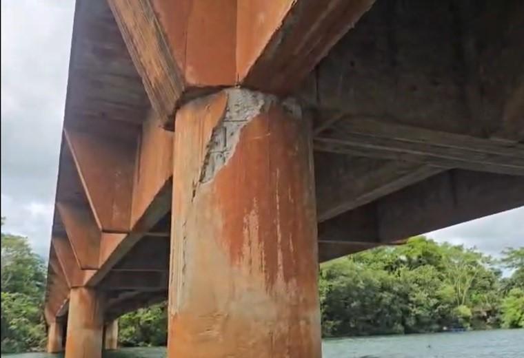 Aparecimento de trincas em pilar do quarto lance de sustentação da ponte aponta sinal de alerta e levou DER a restringir trânsito até que seja feito laudo conclusivo sobre a situação da estrutura. (Foto/Reprodução)