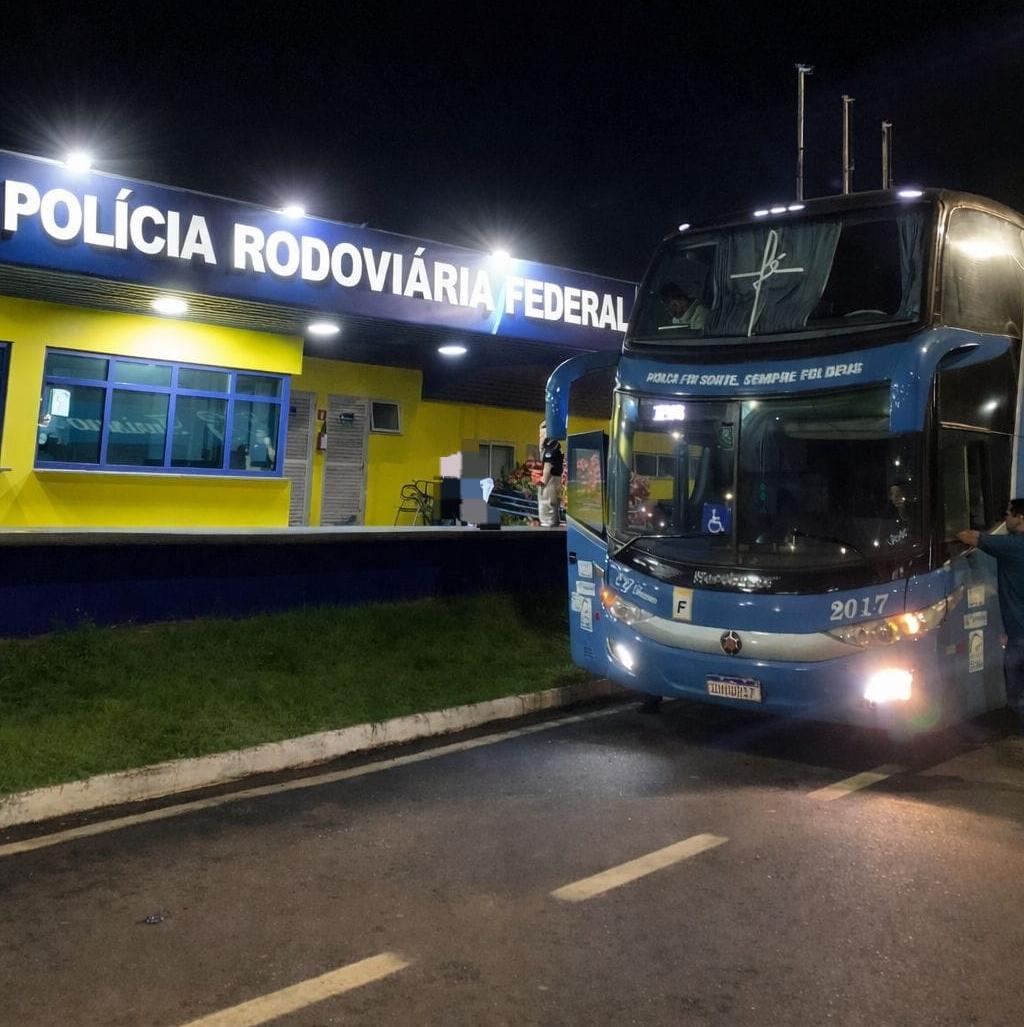 O suspeito foi retirado do ônibus e encaminhado ao delegado de plantão da Polícia Civil de Uberaba, onde foi apresentado para a adoção das medidas legais cabíveis (Foto/Divulgação)