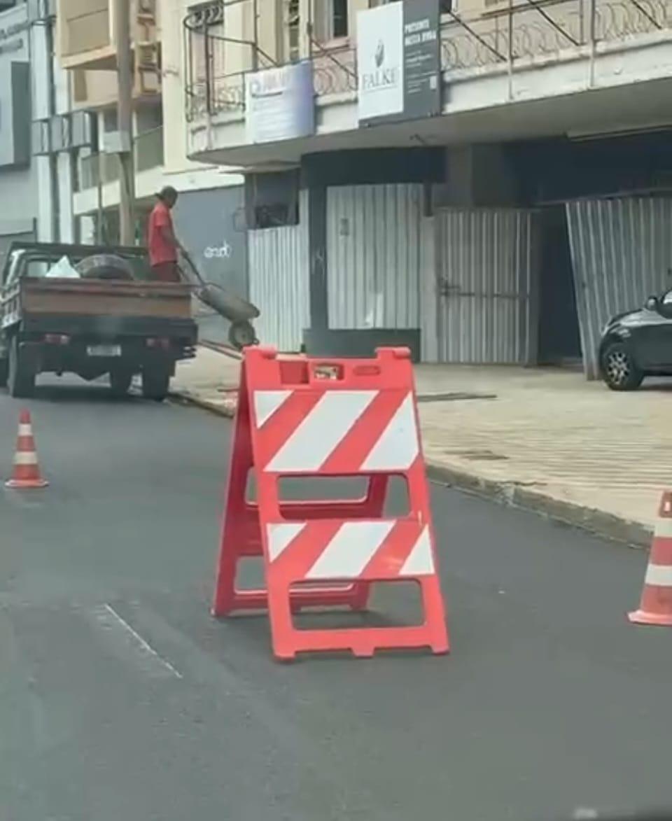 O descarte de resíduos da construção civil em Uberaba precisa obedecer a normas que garantam a fluidez do trânsito e a segurança de quem circula a pé. (Foto/Reprodução)