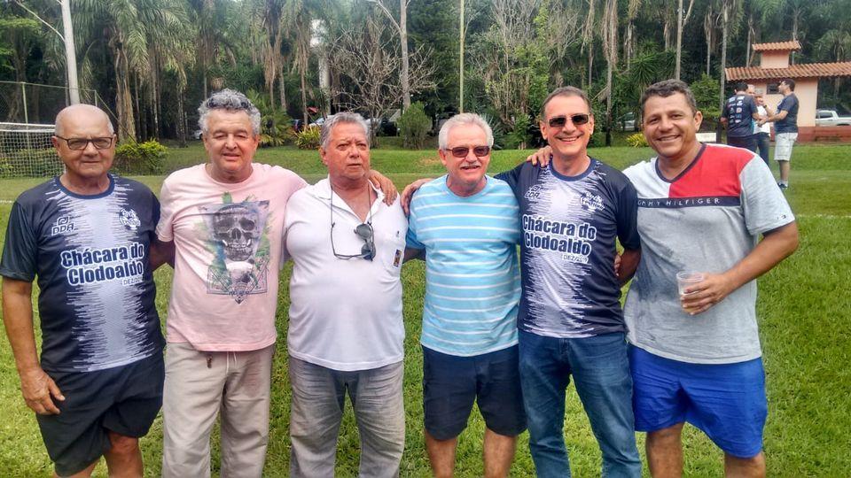 Entre amigos, risadas e histórias que o tempo não apaga. Craques dentro de campo, gigantes fora dele. (Foto/Arquivo Pessoal)