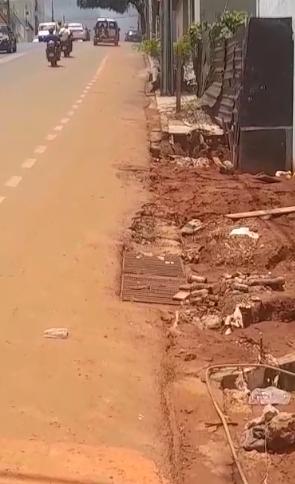 Conforme relatos, a situação pode prejudicar o trânsito em caso de uma enchente, problema que costuma acontecer na cidade (Foto/Reprodução)