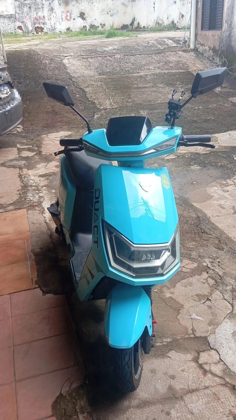 Scooter negociada por meio de anúncio virtual foi retirada do local pela compradora após pagamento a um intermediário; a proprietária afirma que não recebeu nenhum valor e segue sem a motocicleta, em caso apurado como suspeita de estelionato no bairro Universitário. (Foto/Divulgação)