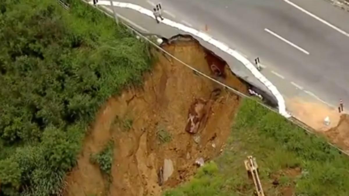 Cratera na MG-010, em Vespasiano. (Foto/Reprodução/TV Globo)