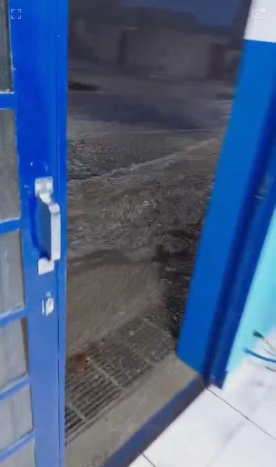 Vídeo enviado à redação por um usuário da unidade mostra a água invadindo o acesso principal da unidade durante um temporal. (Foto/Reprodução)