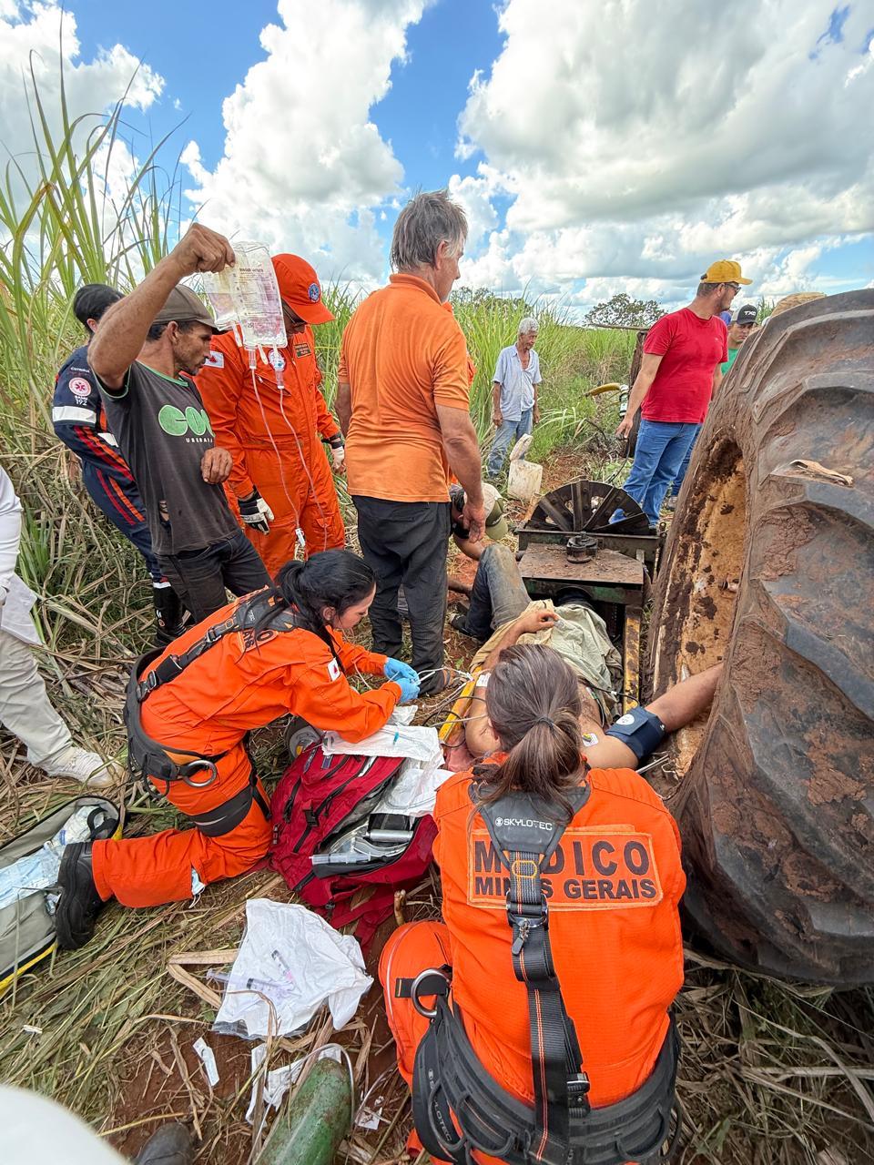 De acordo com o Corpo de Bombeiros, a vítima sofreu ferimentos de elevada gravidade e permaneceu com a perna direita presa no interior da máquina (Foto/Divulgação)