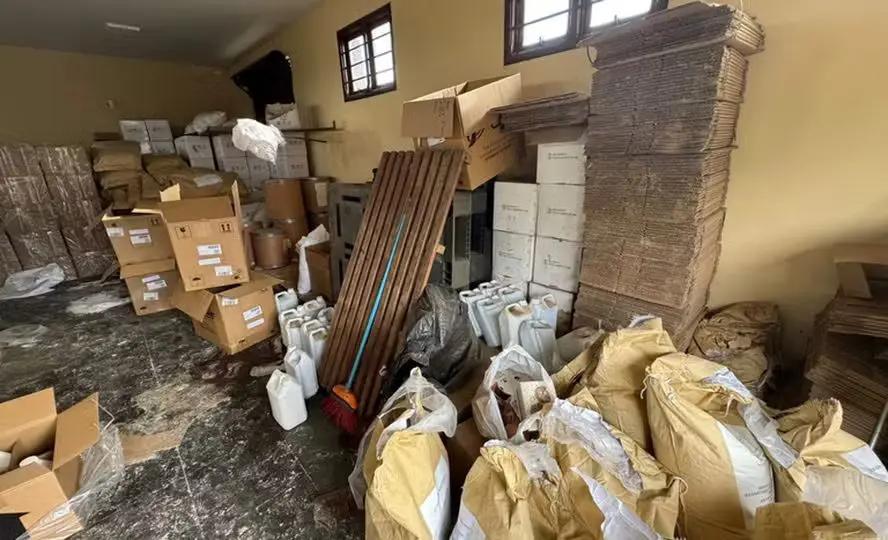 Os insumos estavam em condição irregular e eram mantidos em armazenamento inadequado. (Foto/Divulgação/Mapa)