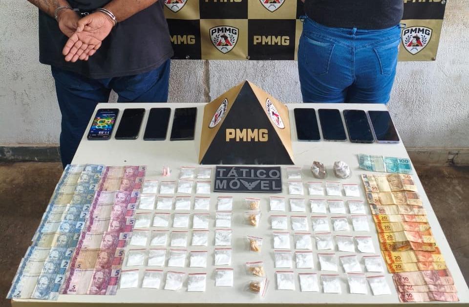 Drogas, celulares e dinheiro foram apreendidos dentro de veículo durante abordagem do Tático Móvel no Residencial Antônio Caiado (Foto/Divulgação)