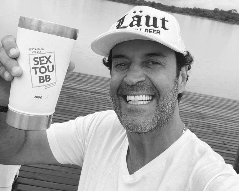 Conhecido pelos bordões “Sexta-feira, mei dia, pode olhar aí” e “Sextou, bebê”, o influenciador mineiro Henrique Maderite morreu justamente em uma sexta-feira, aos 50 anos, em Ouro Preto (MG). (Foto/Reprodução)