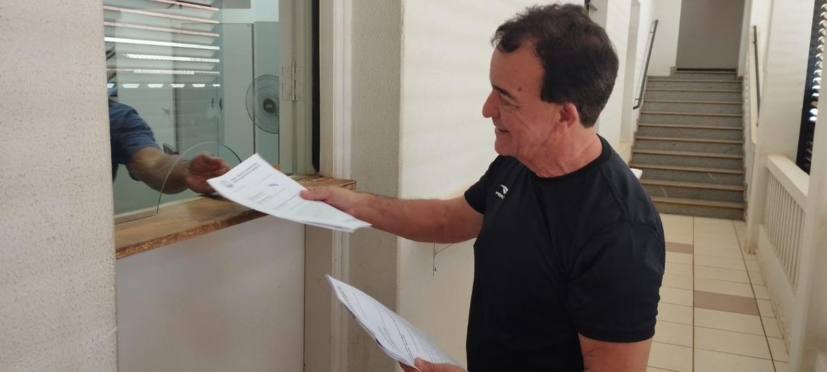 Presidente do Sindicato dos Servidores Públicos Municipais de Uberaba, Luís Carlos dos Santos, no ato do protocolo da pauta. (Foto/Divulgação)