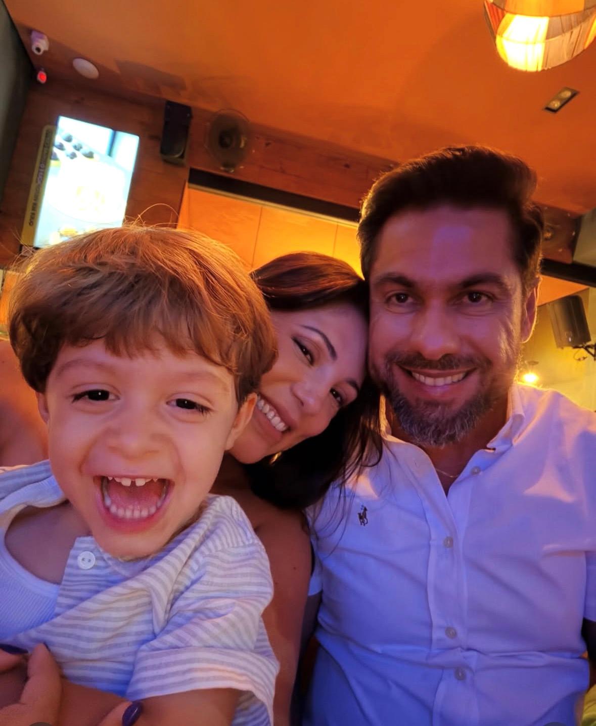 Transbordando amor e alegria, Nayara Felix e o marido, Rodrigo Souto, posam ao lado do pequeno Gael (Foto/Arquivo pessoal)