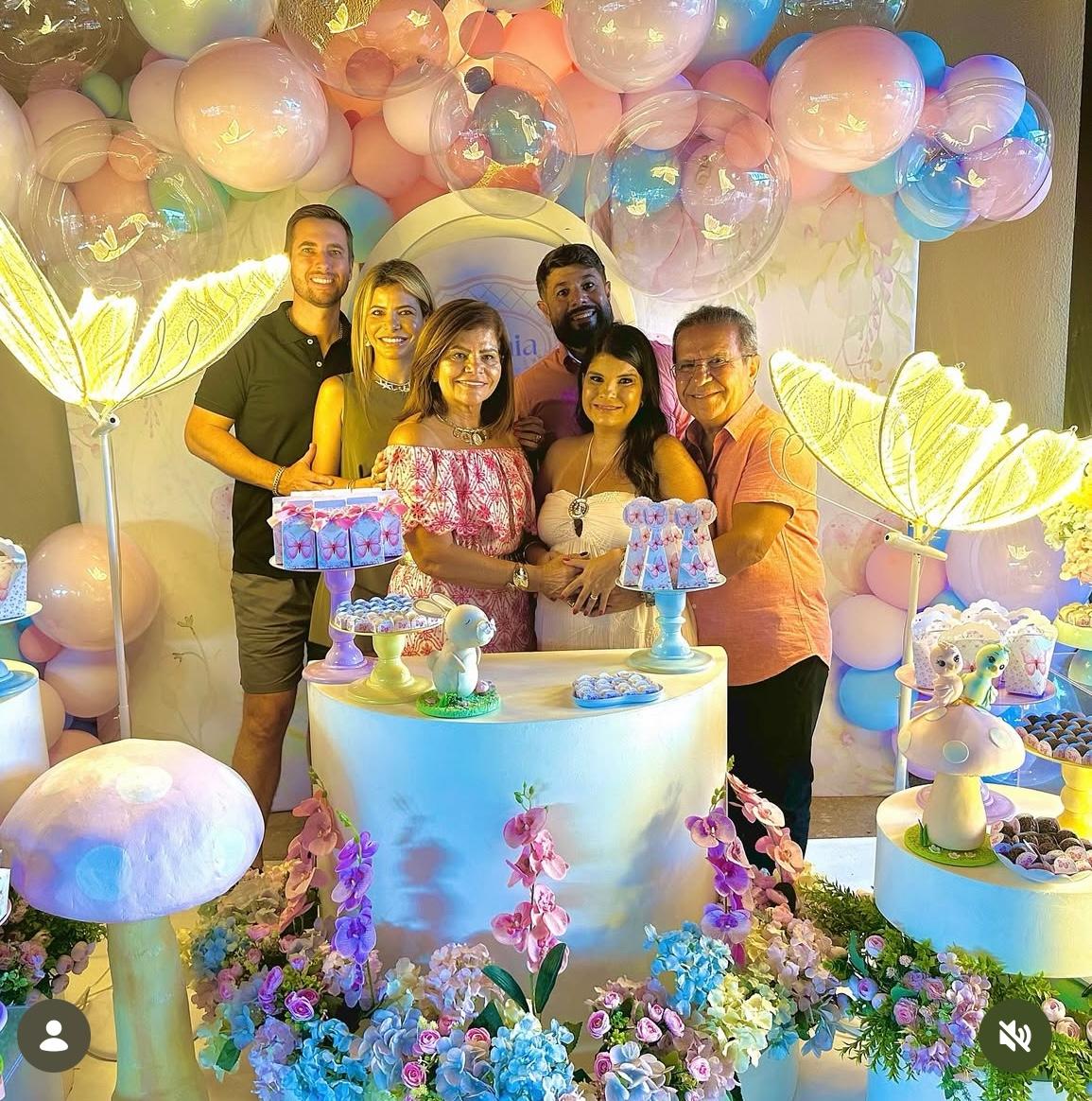 O casal Luiz Sisconetto e sua esposa, Marilaine, vivem a doce espera da netinha Sophia. Na foto, a mamãe do ano Layla, o papai Pablo, a titia coruja (Foto/Arquivo pessoal)