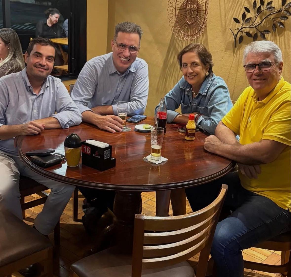 José Renato Gomes e sua esposa, Adriana, celebram o sucesso da Universidade do Agro, ao lado do timaço Flavio Janones e Flavio Sartori (Foto/Arquivo pessoal)