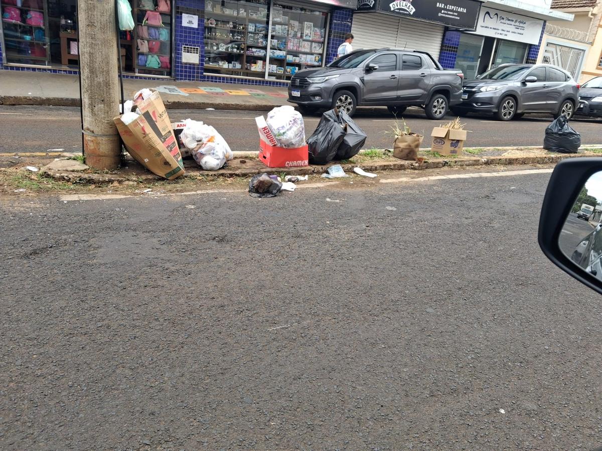 Falha na coleta de lixo teria gerado acúmulo e sujeira ao longo da avenida Almirante Barroso, conforme registrou morador da região (Foto/Leitor JM)