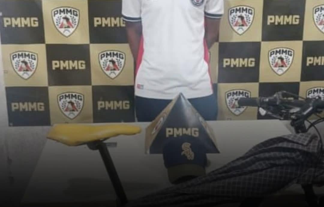 Equipes do motopatrulhamento localizaram o suspeito no bairro Leblon; bicicleta e blusa de frio apreendidas durante a ocorrência teriam sido usadas nos roubos investigados (Foto/Divulgação)