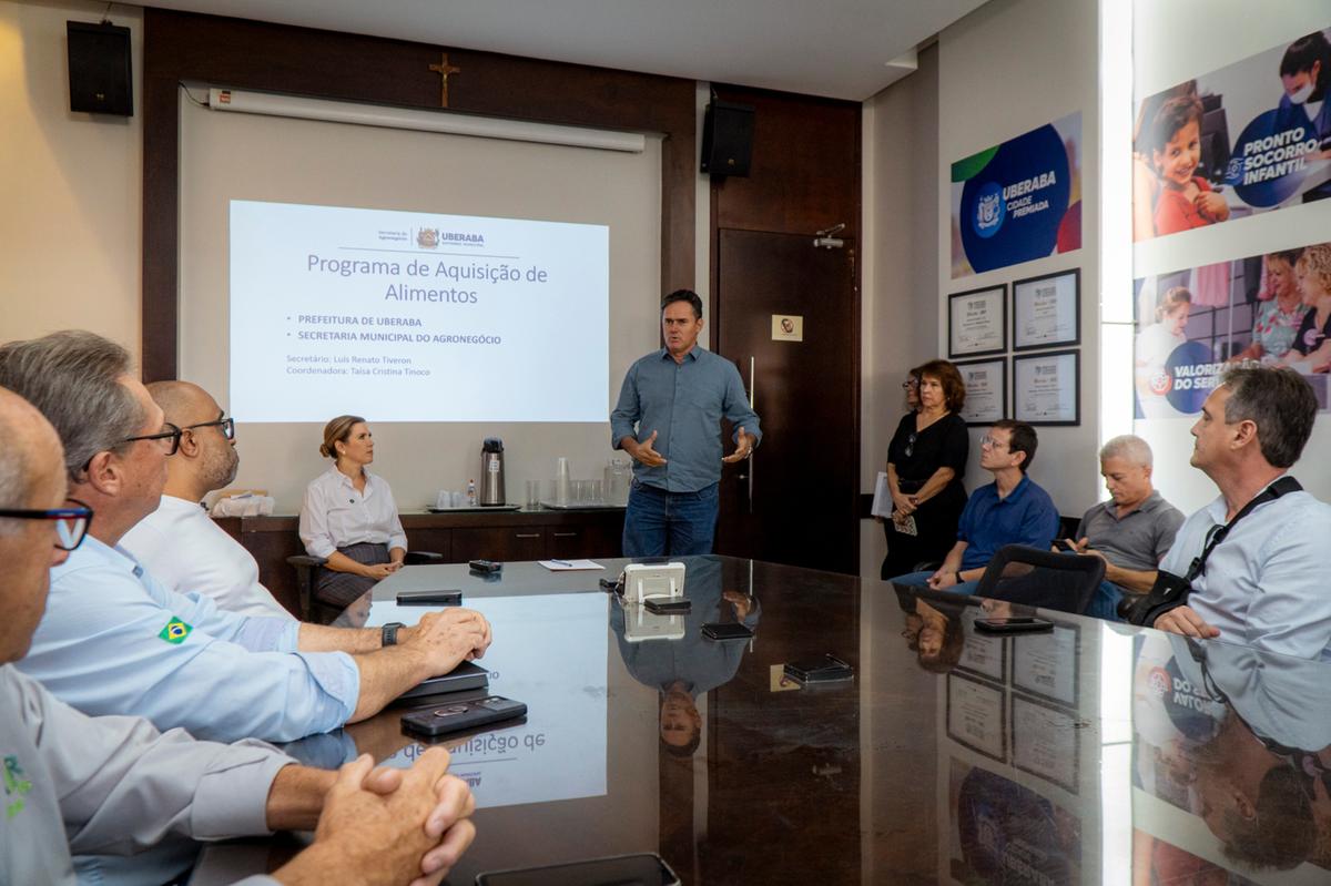 Prefeita Elisa Araújo recebeu em seu gabinete os 40 produtores beneficiado pelo programa que além de garantir a venda dos produtos fortalece o Banco de Alimentos (Foto/Divulgação)