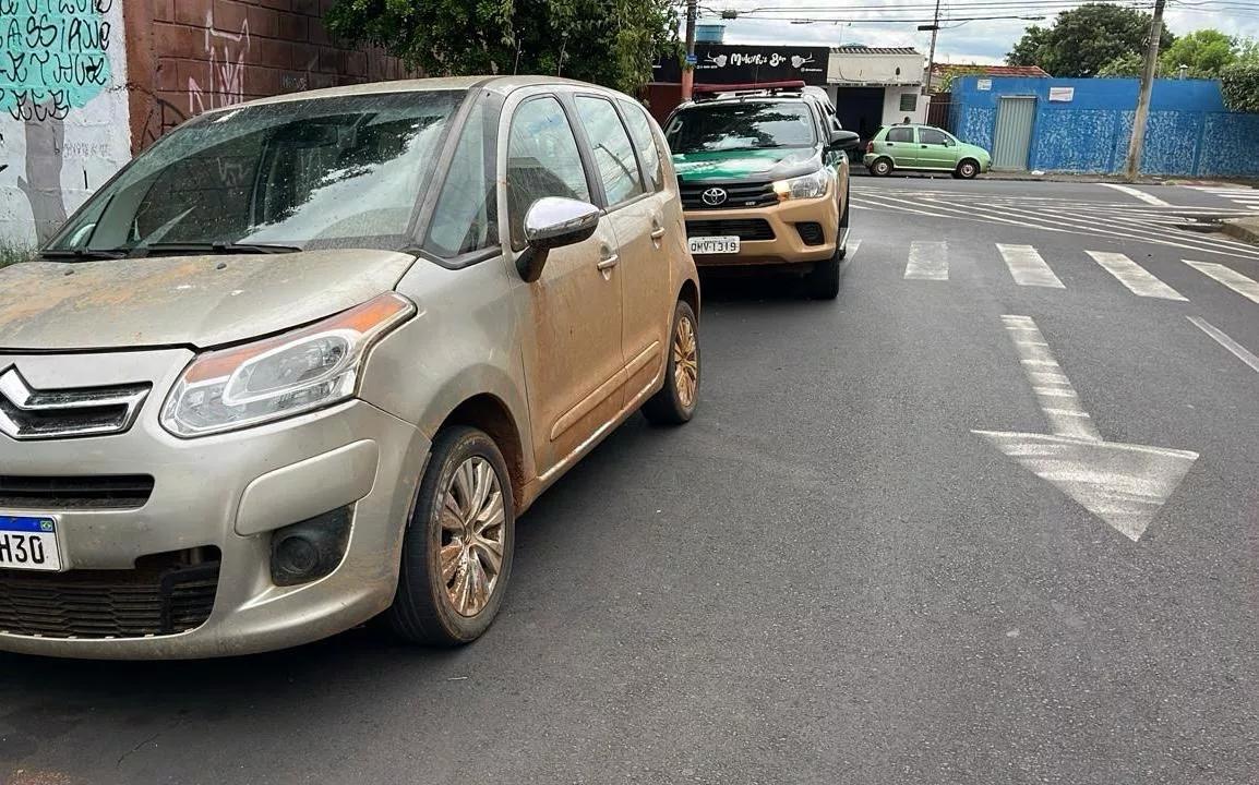 O homem responsável pelo veículo foi encontrado nas proximidades, demonstrou nervosismo ao notar a presença policial e tentou fugir, mas foi contido (Foto/Divulgação)