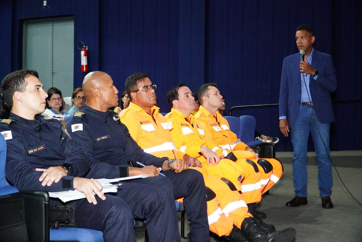 Integrantes da Comoveec e representantes das forças de segurança durante reunião que definiu o esquema de segurança e organização do Carnaval de Uberaba 2026. (Foto/Divulgação/PMU)