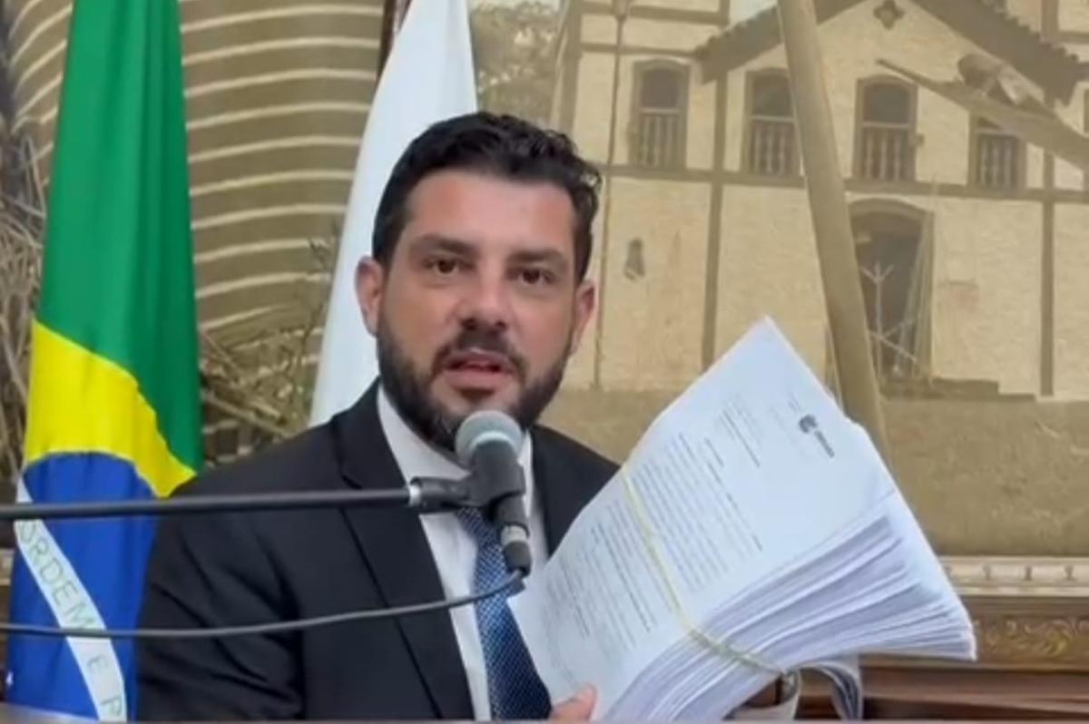 Jammal mostra papelada recebida, mas incompleta, segundo ele. (Foto/Divulgação)