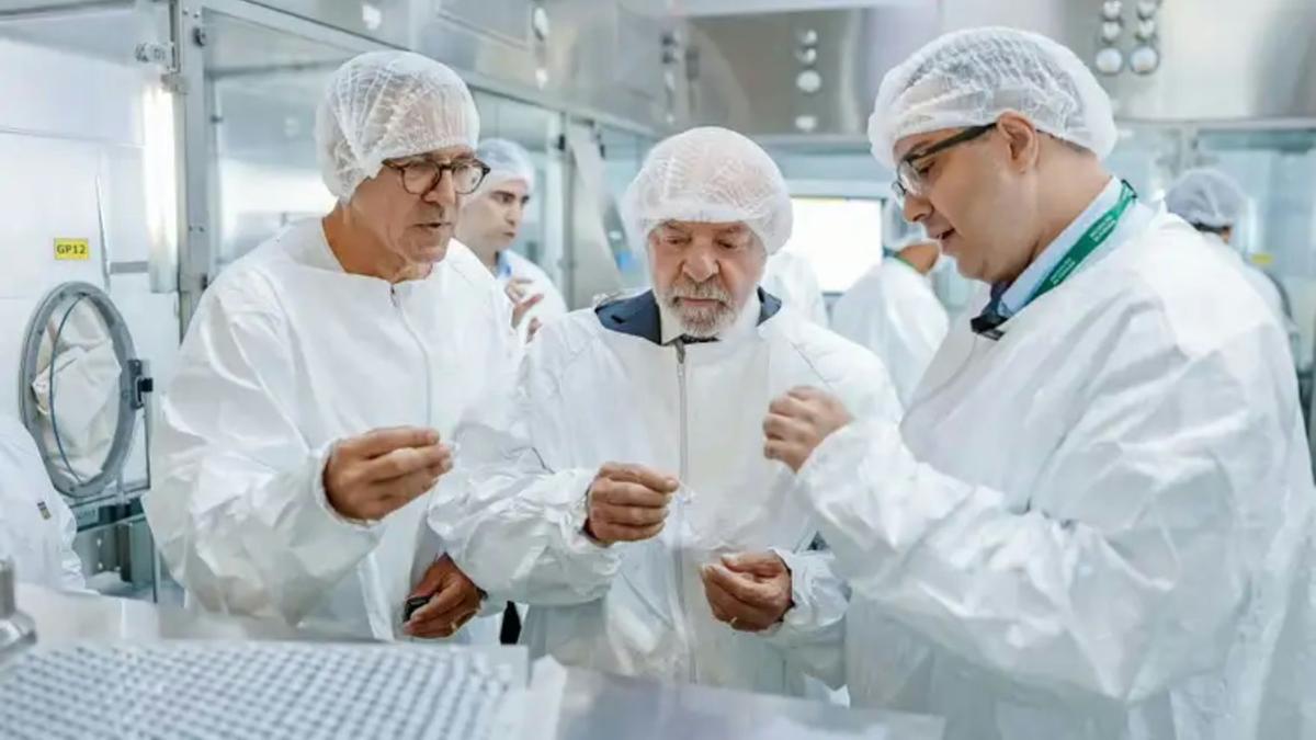 Presidente Luiz Inácio Lula da Silva visitou o Centro de Produção de vacinas contra a dengue do Instituto Butantan. (Foto/Presidência da República/Reprodução)