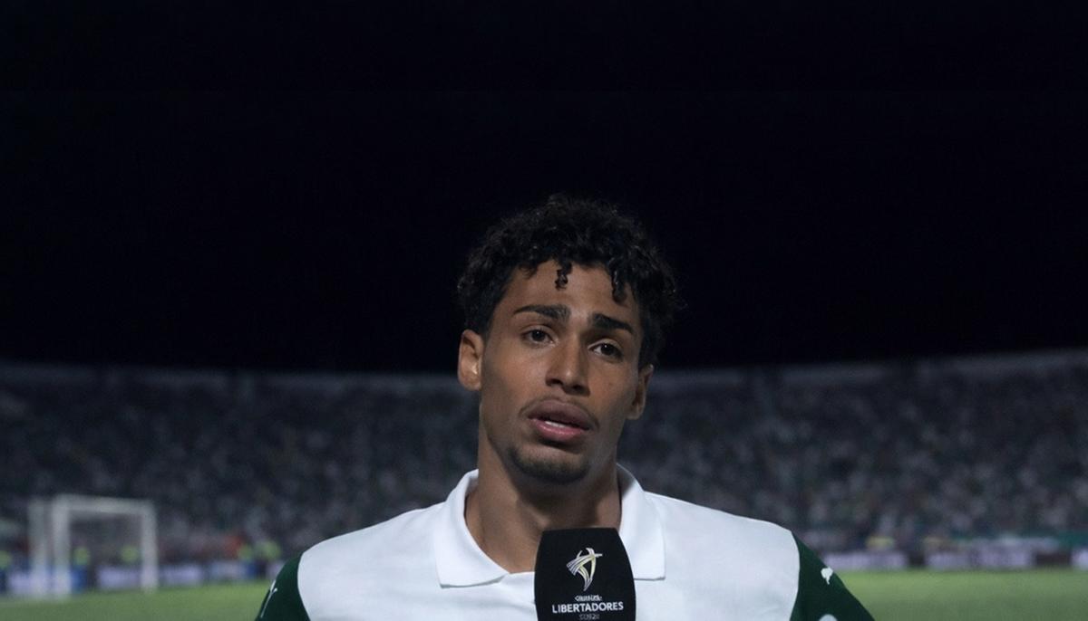 Luighi chutou uma das bolas posicionadas ao lado do gol de Hugo Souza em direção à arquibancada, atingindo um torcedor (Foto/Reprodução TV)