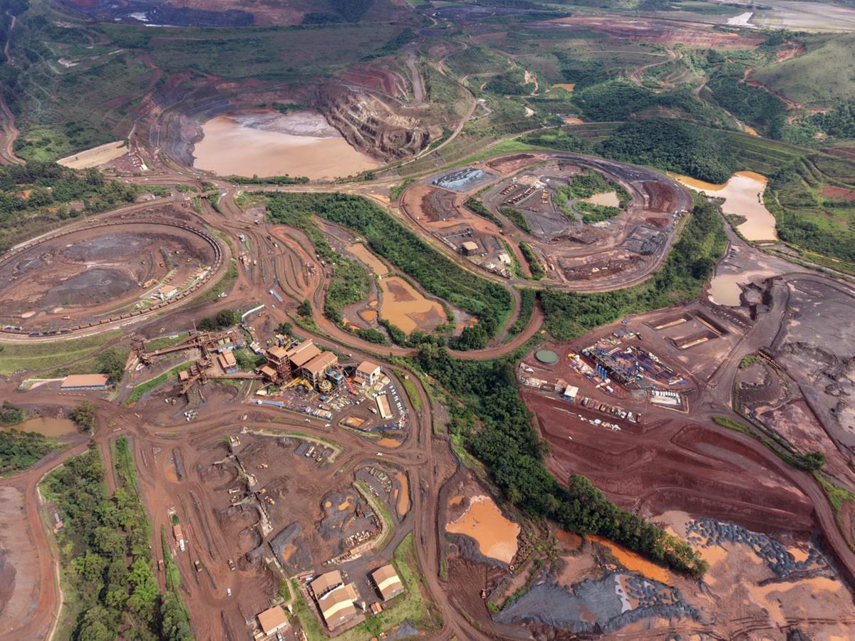 Imagem aérea mostra, no alto, a cava de onde o material vazou; abaixo, estruturas da CSN inundadas (Foto/ALEX DE JESUS/O TEMPO)
