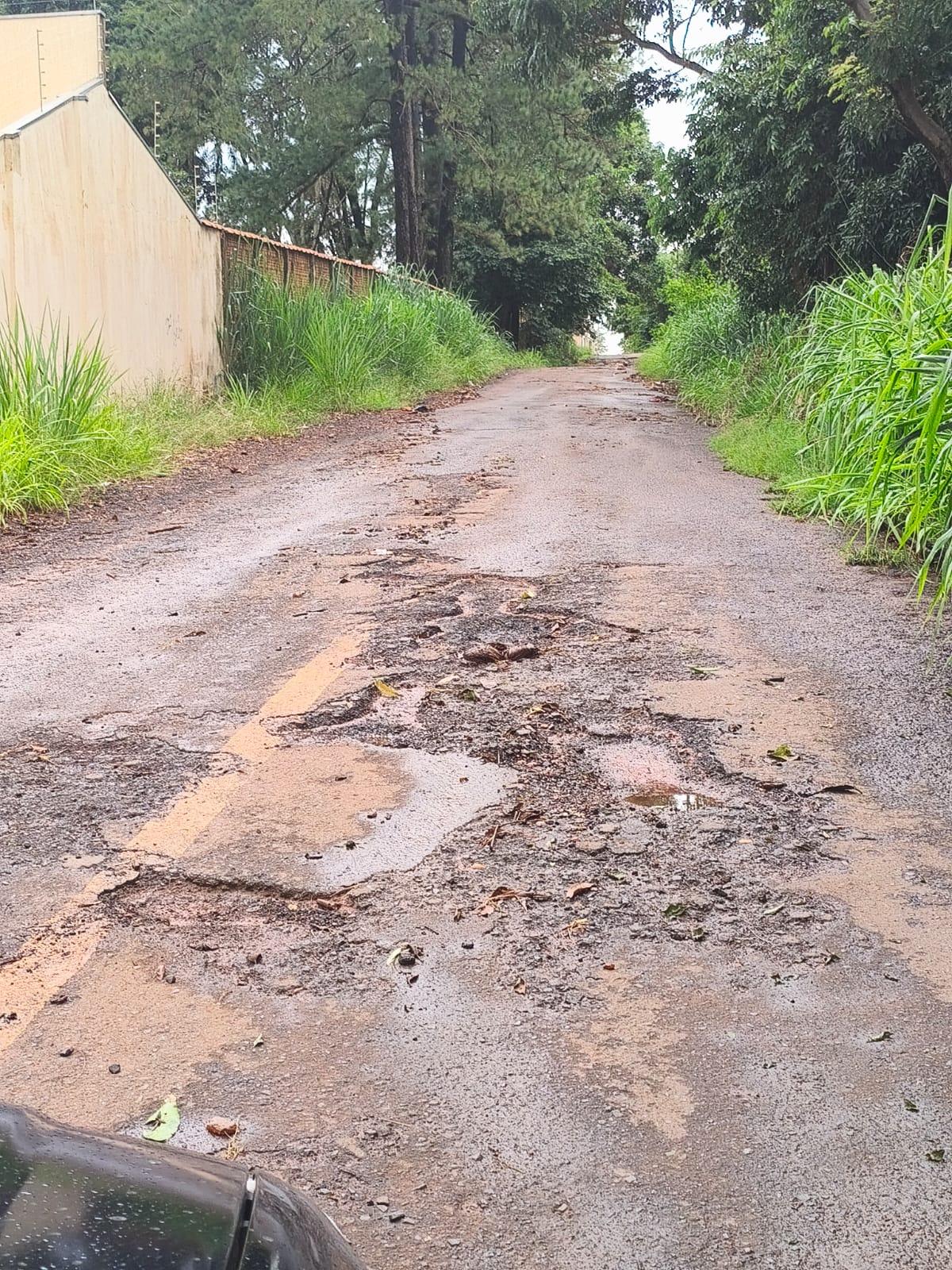 A denunciante relata que tenta obter providências da Prefeitura há cerca de três anos, sem retorno (Foto/Reprodução)