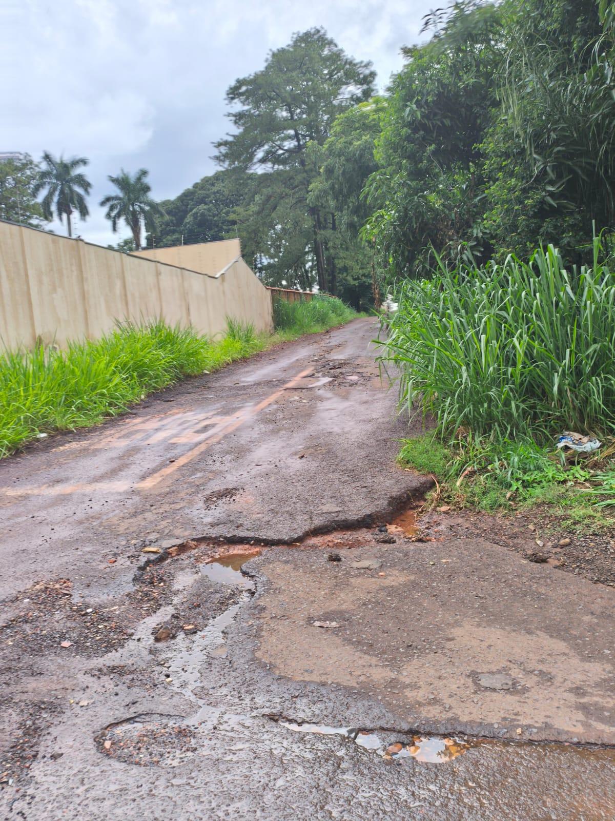 “Da metade da rua para baixo é terra, e da metade para cima começaram a surgir buracos devido à chuva. Eu não aguento mais essa situação, é revoltante”, desabafa (Foto/Reprodução)
