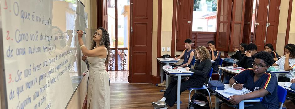 O Bolsa Mais Professores oferece curso de pós-graduação lato sensu aliado ao recebimento de bolsa mensal no valor de R$ 2.100, paga com recursos federais durante o período da formação. (Foto/Divulgação/SEE-MG)